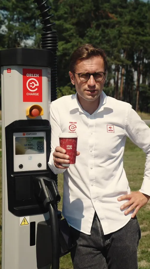 Kadr z realizacji: Orlen Charge — ładowanie elektryka